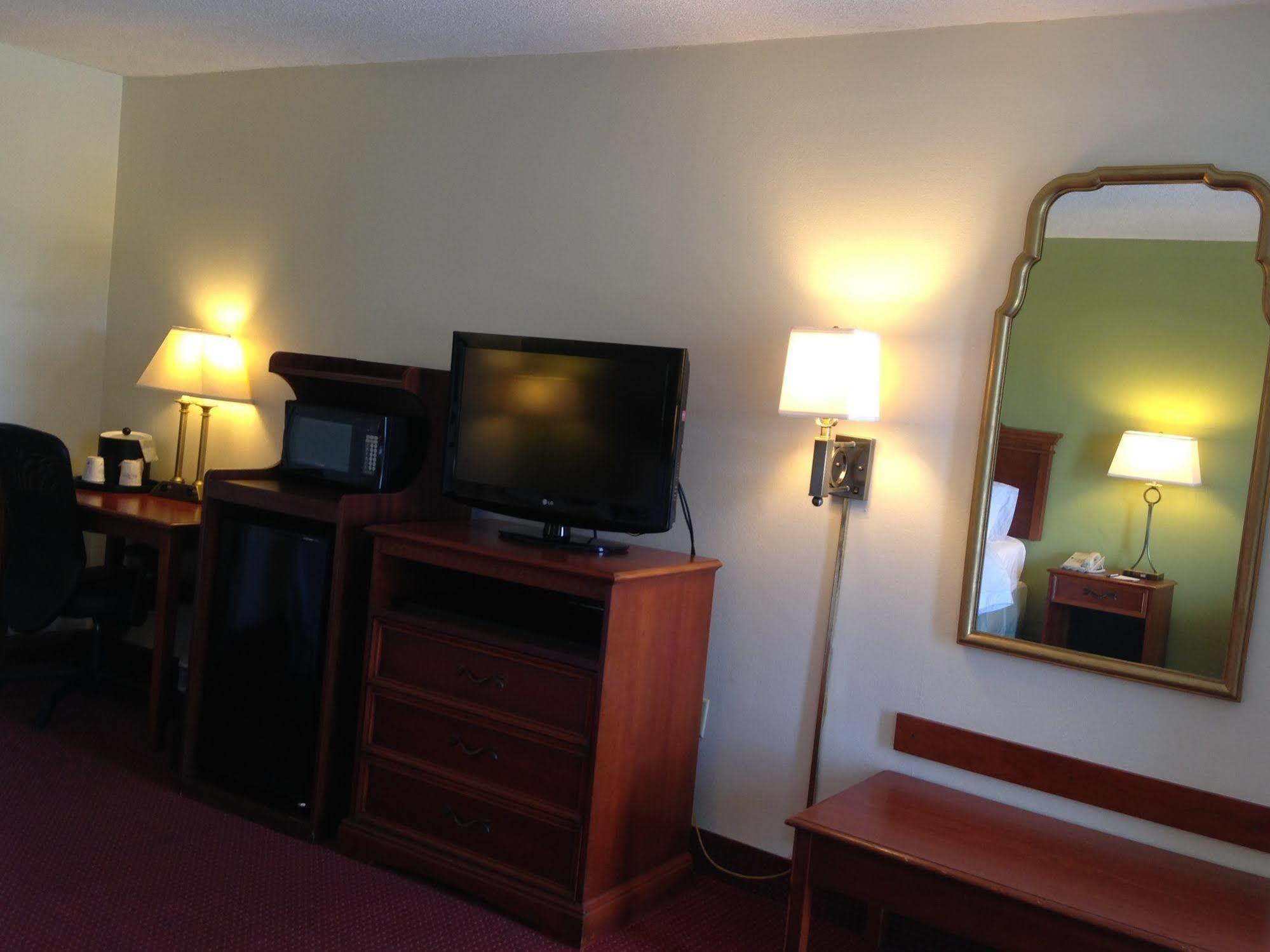 Hotel Baymont By Wyndham Orangeburg North Exterior foto